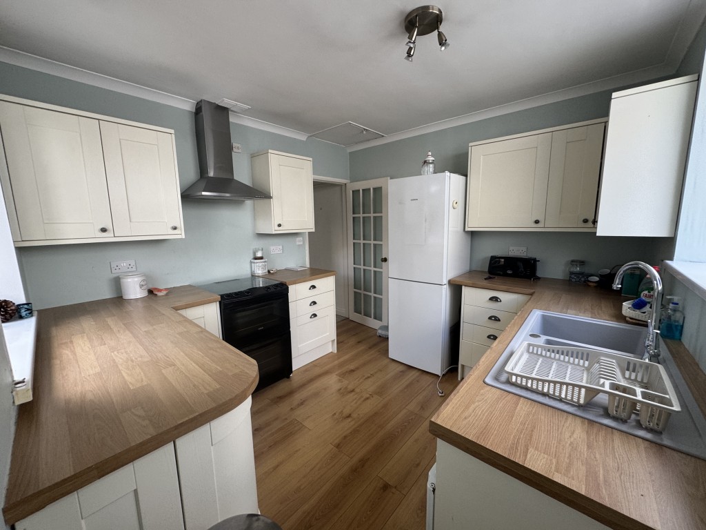 Lot: 93 - SEMI-DETACHED BUNGALOW IN QUIET CUL-DE-SAC - Kitchen